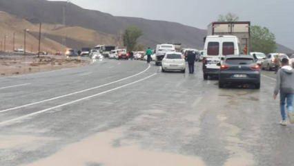Yağmur sonrası heyelan: Iğdır-Erzurum yolu kapandı
