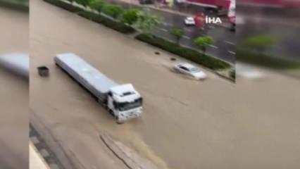 Ankara’da sağanak yağış sonrası yollar göle döndü