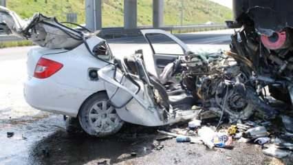 Feci kaza! Otomobil kağıt gibi parçalandı: Anne öldü, eşi ve çocuğu yaralandı