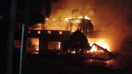 Sri Lanka’da göstericiler başbakanın ve siyasilerin evlerini yaktı