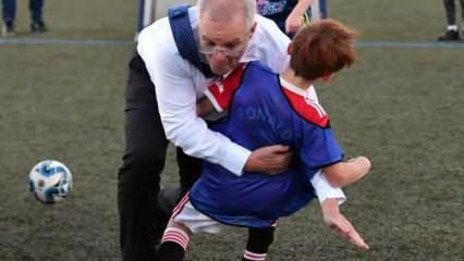 Avustralya Başbakanı top oynarken çocuğun üzerine düştü
