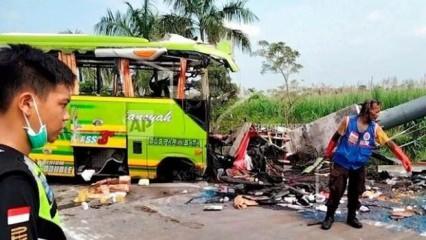 Endonezya'da korkunç kaza: 14 ölü, 19 yaralı