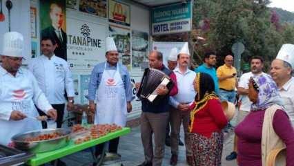 Fethiye'deki "Türk Mutfağı Haftası" açılışında turistlere lokma ve şerbet ikramı