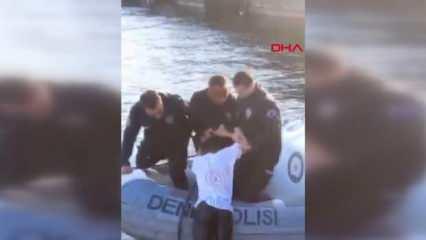Fotoğraf çekerken Haliç'e düşen genci deniz polisi kurtardı