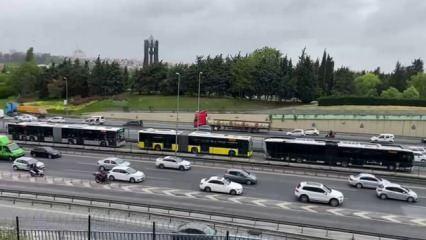 İstanbullu yine yollarda kaldı! Arızalanan metrobüs durdu