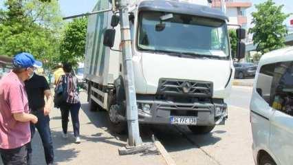 Kadıköy'de kamyon 3 otomobile çarparak durabildi
