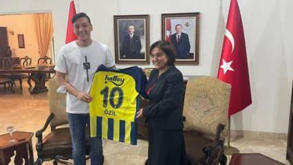 Mesut Özil, T.C. Cakarta Büyükelçiliği'ni ziyaret etti