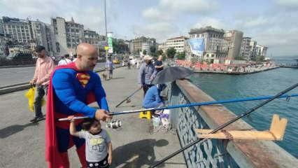 Galata Köprüsü’nde Süpermen'i balık tutarken görenler hayrete düştü   