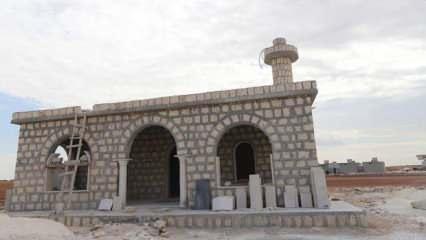 İHH, Suriye'nin kuzeyinde briket evler çevresine cami inşa etti