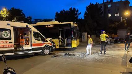 Kadıköy'de ambulans ile İETT otobüsünün çarpışması sonucu 1 kişi yaralandı