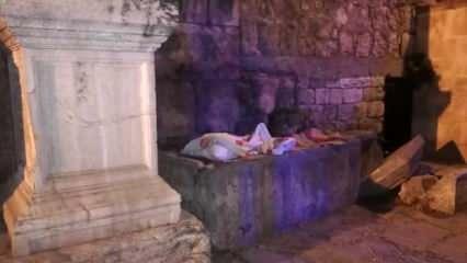 Antalya’da Roma imparatoru için yapılan tarihi kapı, evsizlerin yatağı oldu