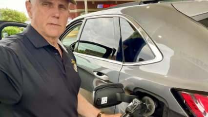 Aracına yakıt alan eski ABD Başkan Yardımcısı Pence, fiyatlara sitem etti