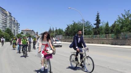 Malatya’da gelinle damat nikah törenine bisikletle gitti 