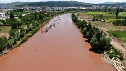 Türkiye'nin en uzun nehri adı gibi kızıl akmaya başladı