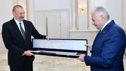 Binali Yıldırım'dan Aliyev'e kılıç hediyesi
