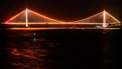İstanbul’un köprüleri Sahil Güvenlik Komutanlığının 40. yılı için aydınlatıldı
