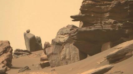 Mars'ta ağzı açık yılana benzeyen kaya görüntülendi