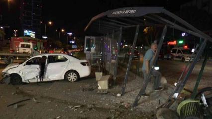 Kadıköy’de otomobil otobüs durağına daldı: 1’i ağır 5 yaralı  