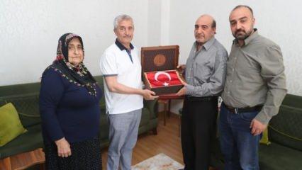 Başkan Tahmazoğlu’ndan şehit babalarına Türk Bayrağı ve Kur'an-ı Kerim hediyesi   