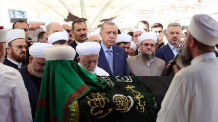 Cumhurbaşkanı Erdoğan, Mahmut Ustaosmanoğlu'nun cenazesine omuz verdi	
