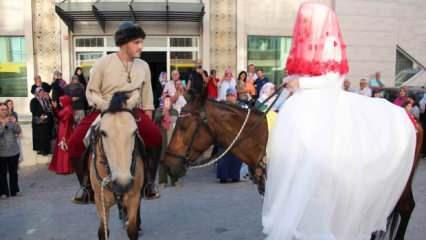 Eski Türk geleneklerini yaşatmak istediler, düğün salonuna atla geldiler