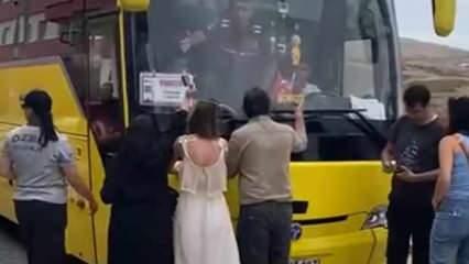 İzmir'de avukatlar, kaçak göçmenleri taşıyan otobüslerin önünü kesmeye çalıştı
