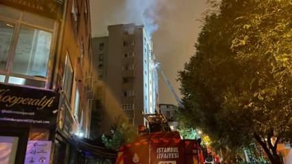 Kadıköy'de 11 katlı binanın çatısında çıkan yangın söndürüldü