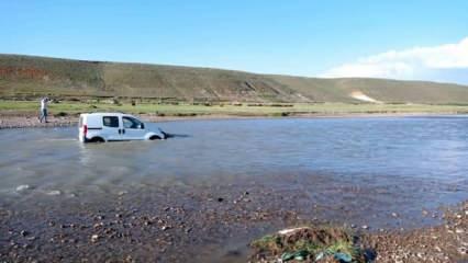 Murat Nehri&rsquo;nde aracını yıkamak isterken sulara kaptırdı