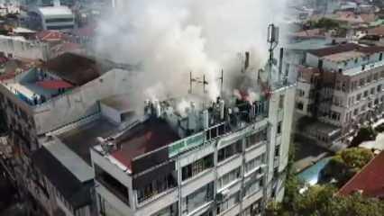 Bakırköy'de iş hanının çatısında yangın 