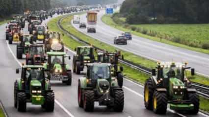 Hollanda'da çiftçiler, traktör ve saman balyaları ile yol kesti