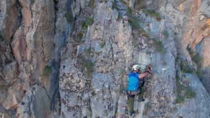 65 yaşındaki görme engelli milli dağcı Via Ferrata Parkuru'nu tırmandı 