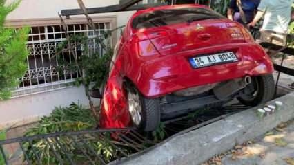 Bakırköy'de kaza yapan araç evin bahçesine uçtu