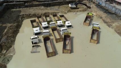 Yağmur bir anda bastırdı! 9 hafriyat kamyonu sular altında kaldı