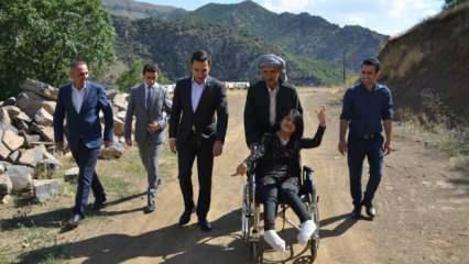 Yıllardır evlerinden &ccedil;ıkamayan engelli kızlar ak&uuml;l&uuml; arabalarına kavuştular