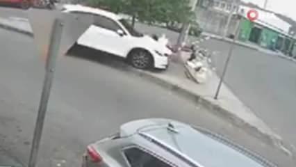 Dikkatsiz sürücü kaldırımdaki çifti ezdi! Korkunç kaza