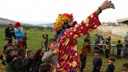 İdlib'de çocuklar için palyaçolu bayram eğlencesi