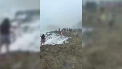 Umman'da kayalıklarda denize bakan 8 turist dalgalara kapıldı