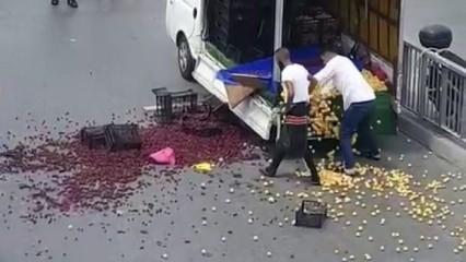 Arabasının bağlanmasına kızan seyyar meyveleri yola döktü