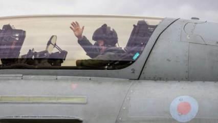 Boris Johnson savaş uçağı koltuğunda! Sosyal medya bu görüntüleri konuşuyor