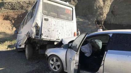  Elazığ'da otomobil tarım işçilerini taşıyan minibüse çaptı: 17 yaralı