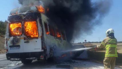 İşçi servis minibüsü alev alev yandı!