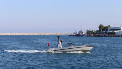 Bakan Varank, insansız deniz aracını kullandı