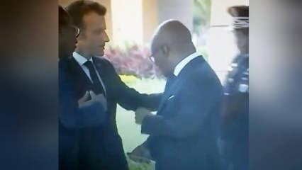 Afrika'ya 'ders' vermeye giden Macron yine rezil oldu: Omzuna dokunduğu bakan omzunu sildi
