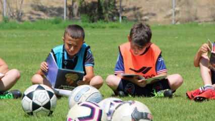 Bu okulda önce kitap okuyorlar, sonra futbol oynuyorlar   