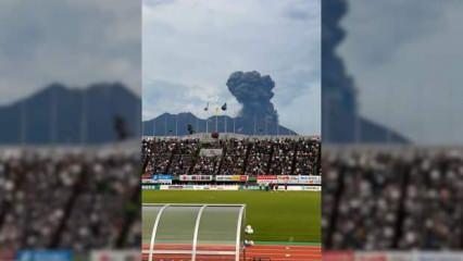 Japonya yanardağ patladı: Futbol oynamaya devam ettiler!