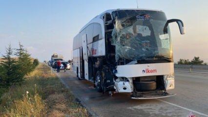 Emniyet şeridindeki TIR'a otobüs ve kamyon çarptı: 2 ölü 5 yaralı