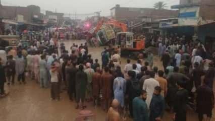 Pakistan'da kamyon otobüsün üzerine devrildi: 13 ölü