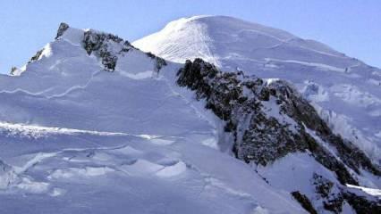 Alplerin zirvesinde fotoğraf çekmeye çalışan kişi düşerek öldü