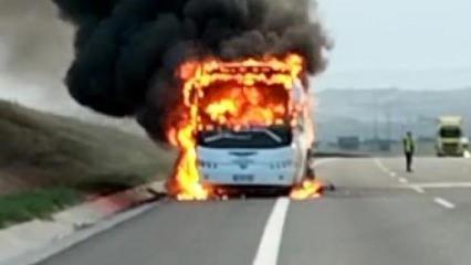 Kuzey Marmara Otoyolu'nda tur otobüsü alev alev yandı
