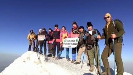 Ağrı Dağı&rsquo;nın zirvesinde farkındalık i&ccedil;in kahvaltı yaptılar